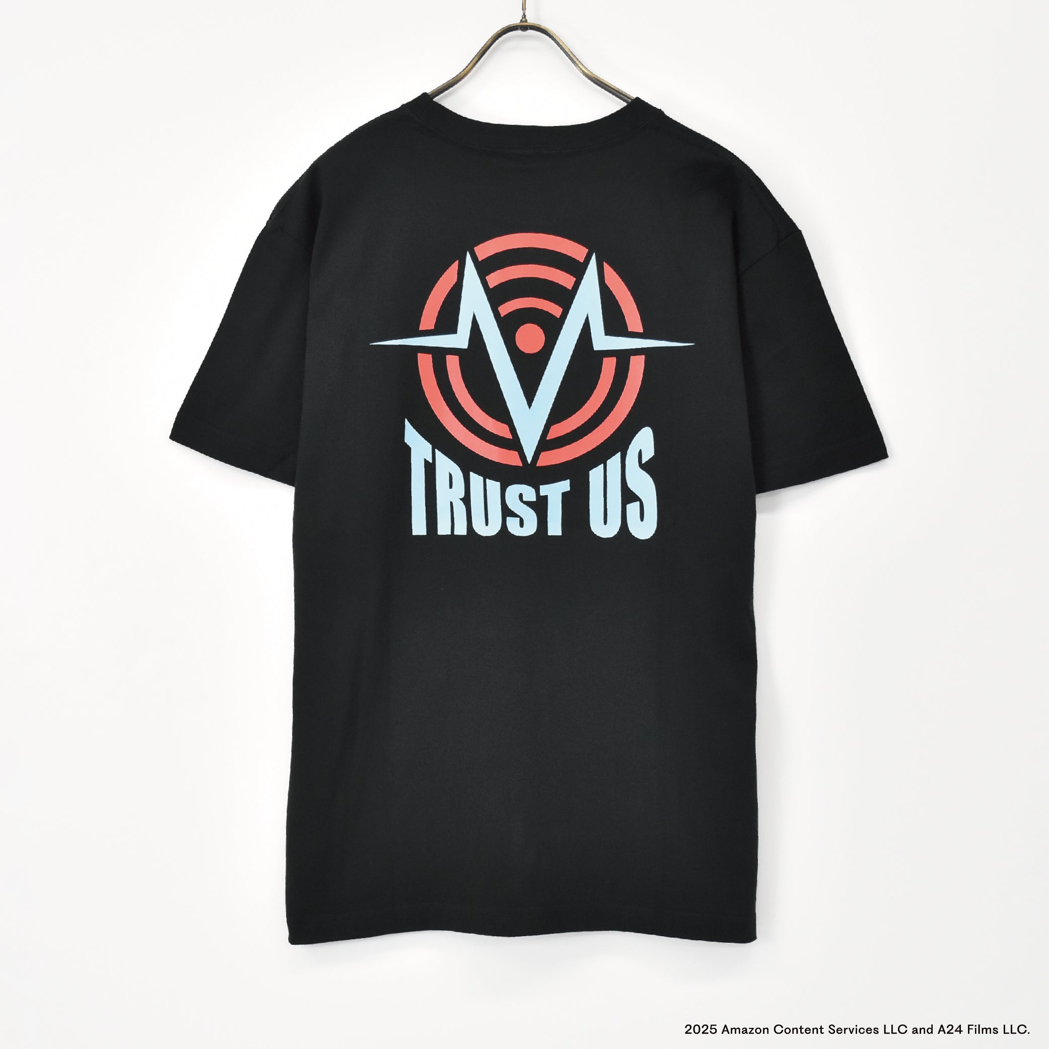 HAZBIN HOTEL 【ハズビンホテル】 TRUST US Tシャツ – 【公式】 BLACK