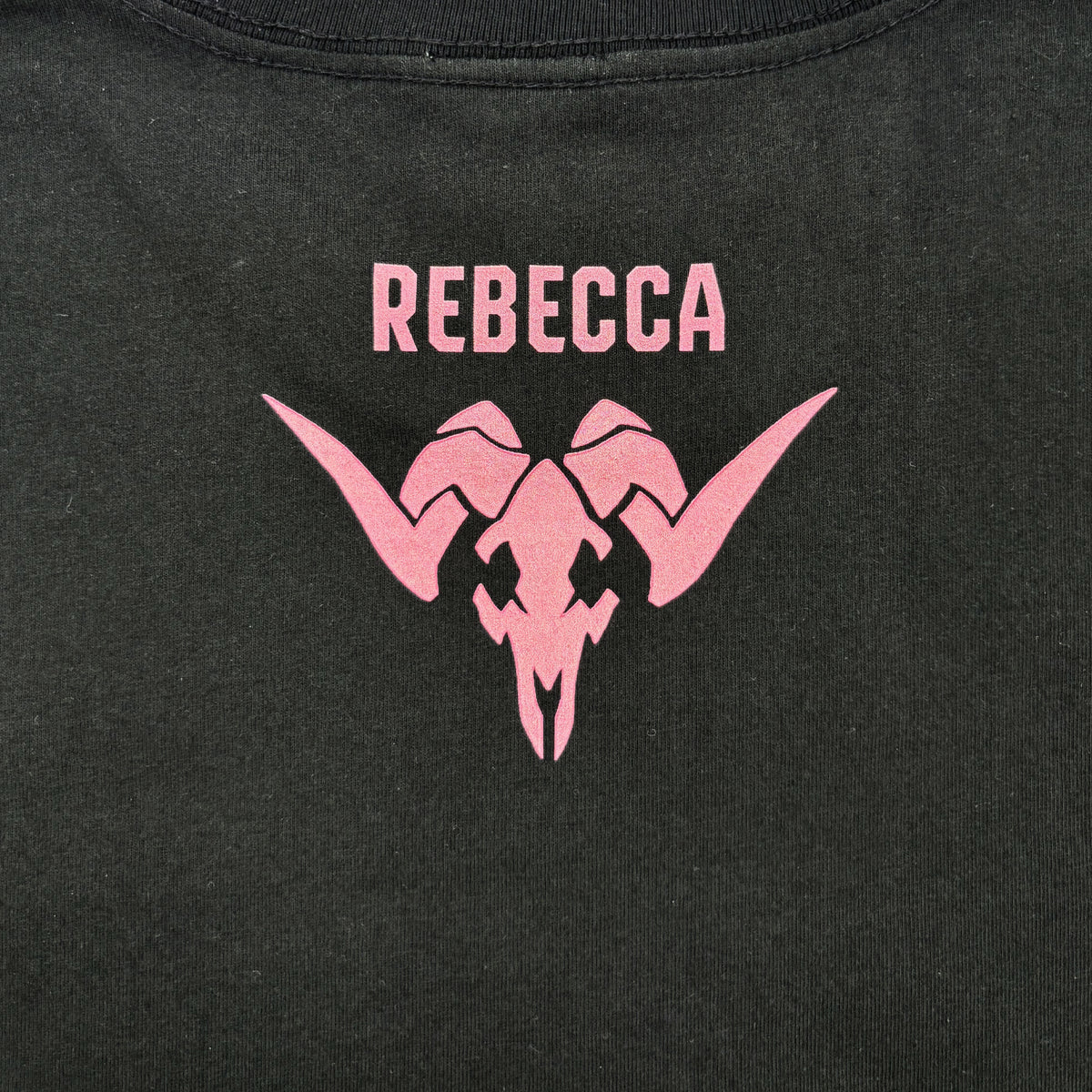 【11月末より順次発送】 Cyberpunk: Edgerunners【サイバーパンク: エッジランナーズ】 レベッカ & アダム・スマッシャー Tシャツ