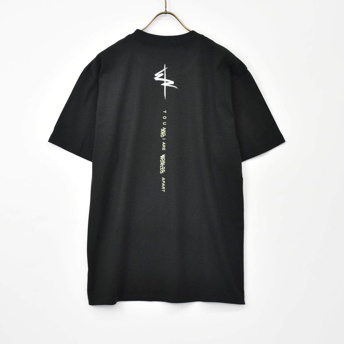 【11月末より順次発送】 Cyberpunk: Edgerunners【サイバーパンク: エッジランナーズ】 "YOU AND I ARE WORLDS APART" Tシャツ